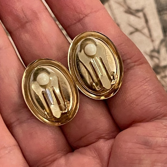 Genuine tigers eye gold tone metal clip on earrings - Picture 3 of 5